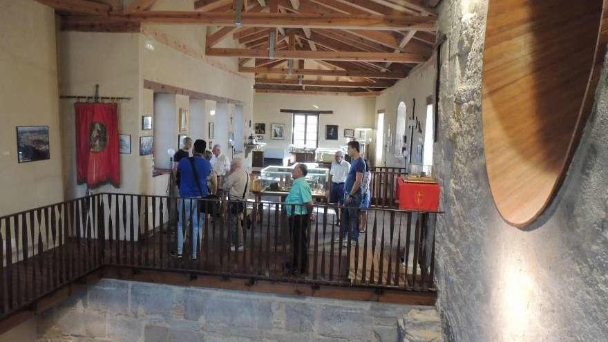 Un grupo de personas visita el museo tras el fenómeno del rayo