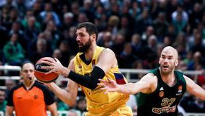 Athens (Greece), 21/02/2020.- Panathinaikos’ Nick Calathes (R) in action with Barcelona’sNikola Mirotic (L) during the Euroleague Basketball match between Panathinaikos and Barcelona held at OAKA in Athens, Greece, 21 February 2020. (Baloncesto, Euroliga, Grecia, Atenas) EFE/EPA/GEORGIA PANAGOPOULOU