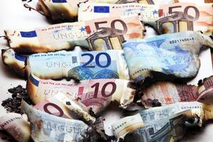 Bitllets semiincinerats d’euro, que estaven fora de circulació, s’exhibeixen al Museu dels Diners del Bundesbank a Frankfurt (Alemanya).