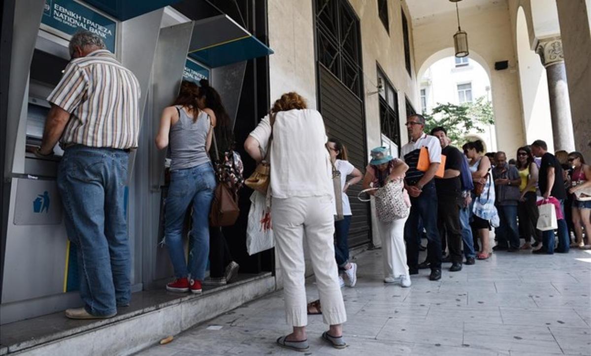 Colas frente a los cajeros automáticos de un banco en Tesalónica.