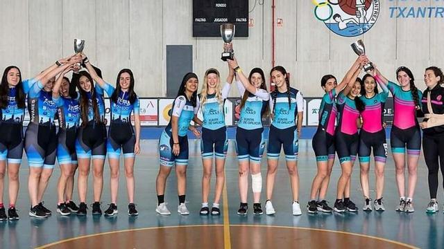 Integrantes femeninas del Rabadeira en la competición. |   // L.O.
