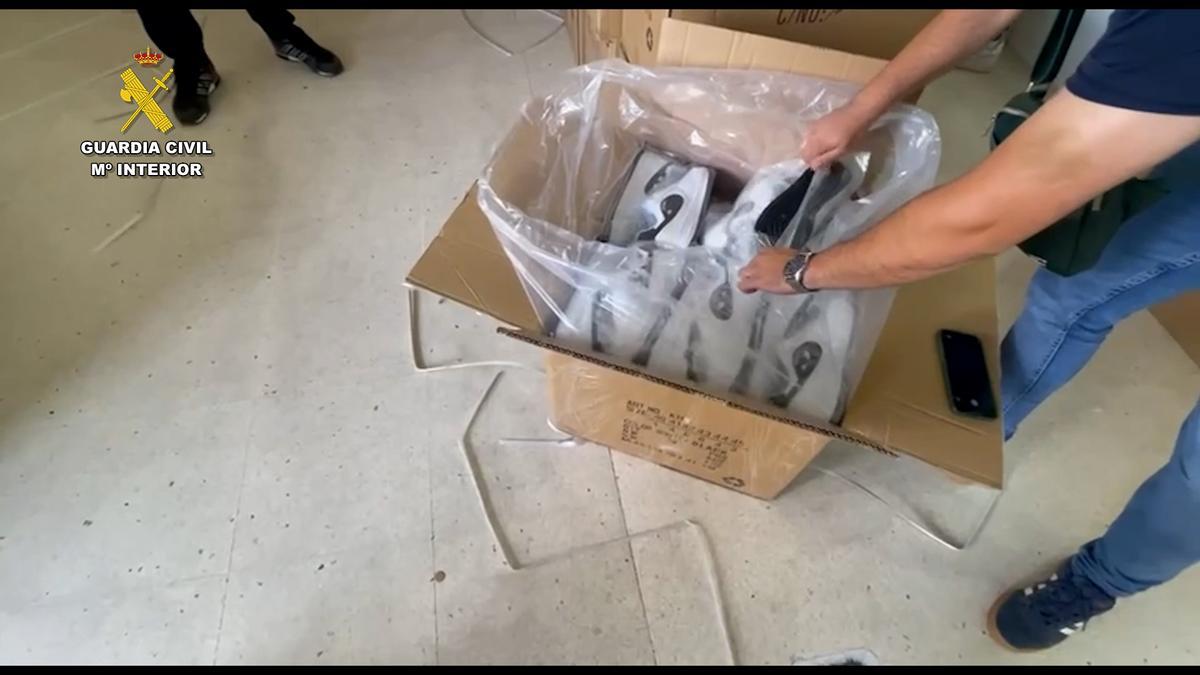Productos falsificados en una de las dos naves registradas por la Guardia Civil en Elche