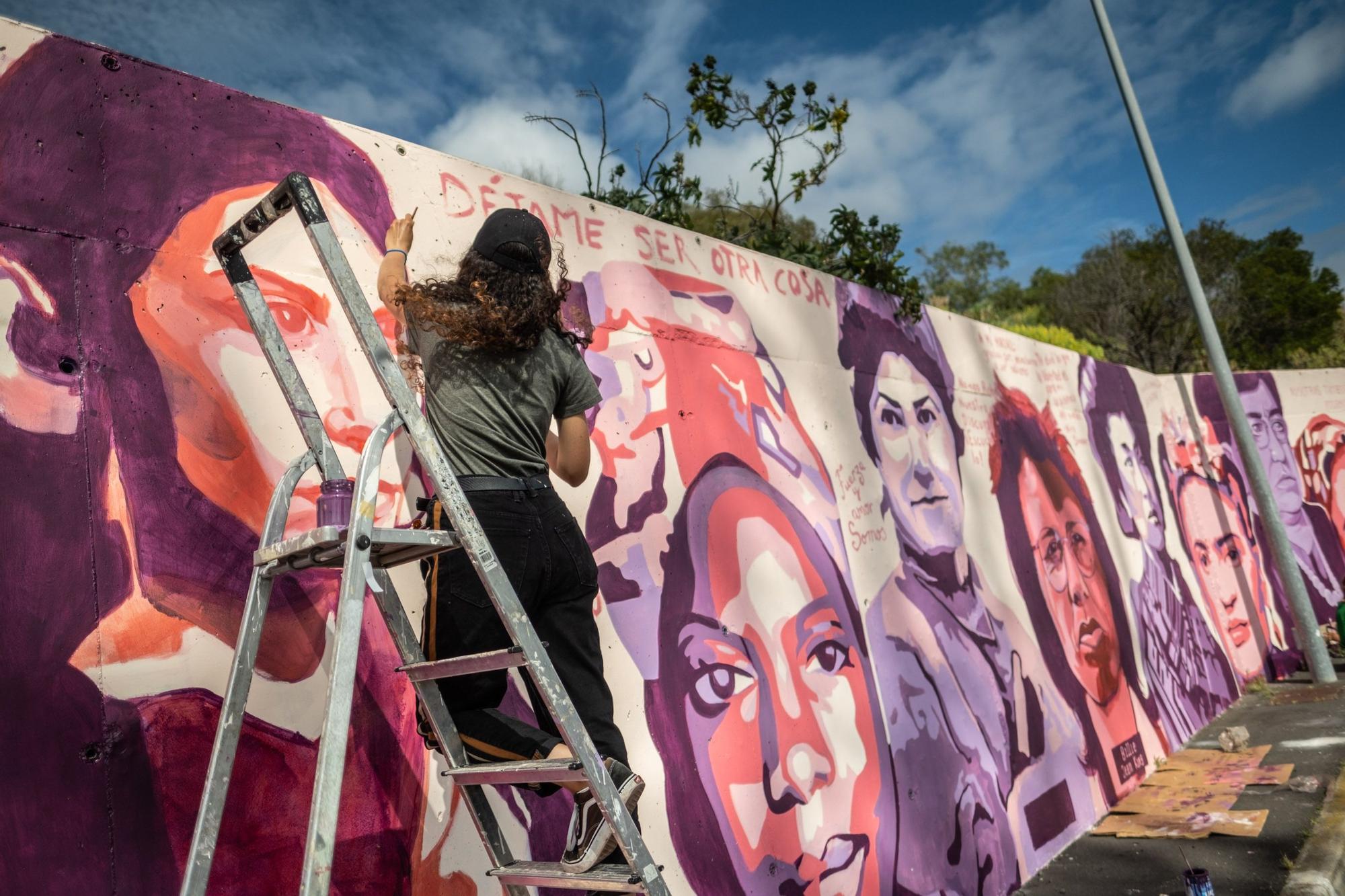 Jóvenes pintan un mural en La Laguna que fue vetado en Madrid