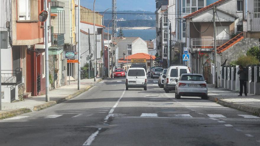 La deteriorada calle de Luis A. Mestre, cuya reforma por parte de la Xunta sigue pendiente, como sucede con la carretera A Lanzada-San Vicente do Mar.
