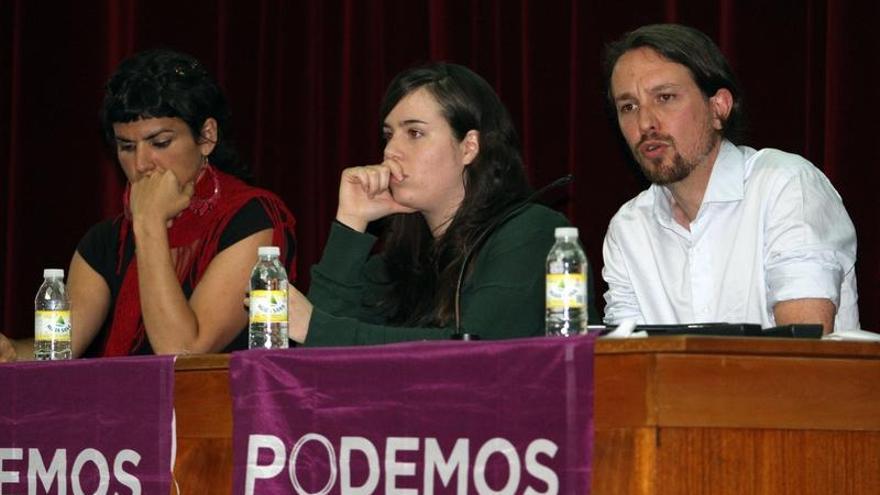 Teresa Rodríguez, Paula Quinteiro y Pablo Iglesias, en el acto de precampaña celebrado en Vigo.