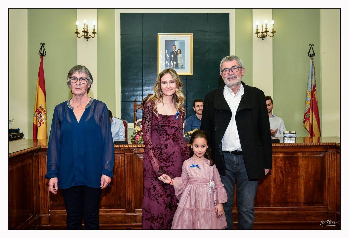 L'alcalde de Viver amb les noves reines de les festes.