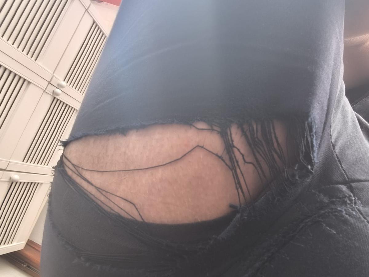 Imagen de los pantalones de uno de los agentes de policía local de Icod de los Vinos