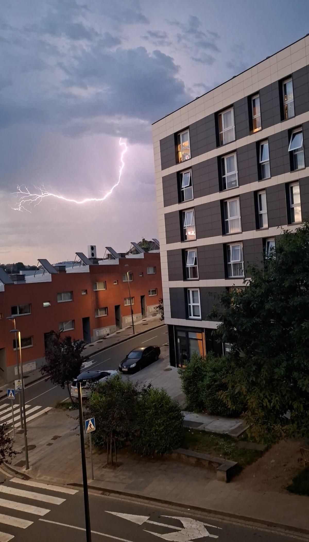 Una de los rayos que pudieron observarse este domingo en Santiago
