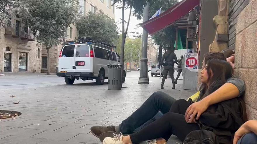 La población de Jerusalén reacciona a las sirenas que suenan mientras la ciudad es atacada por cohetes