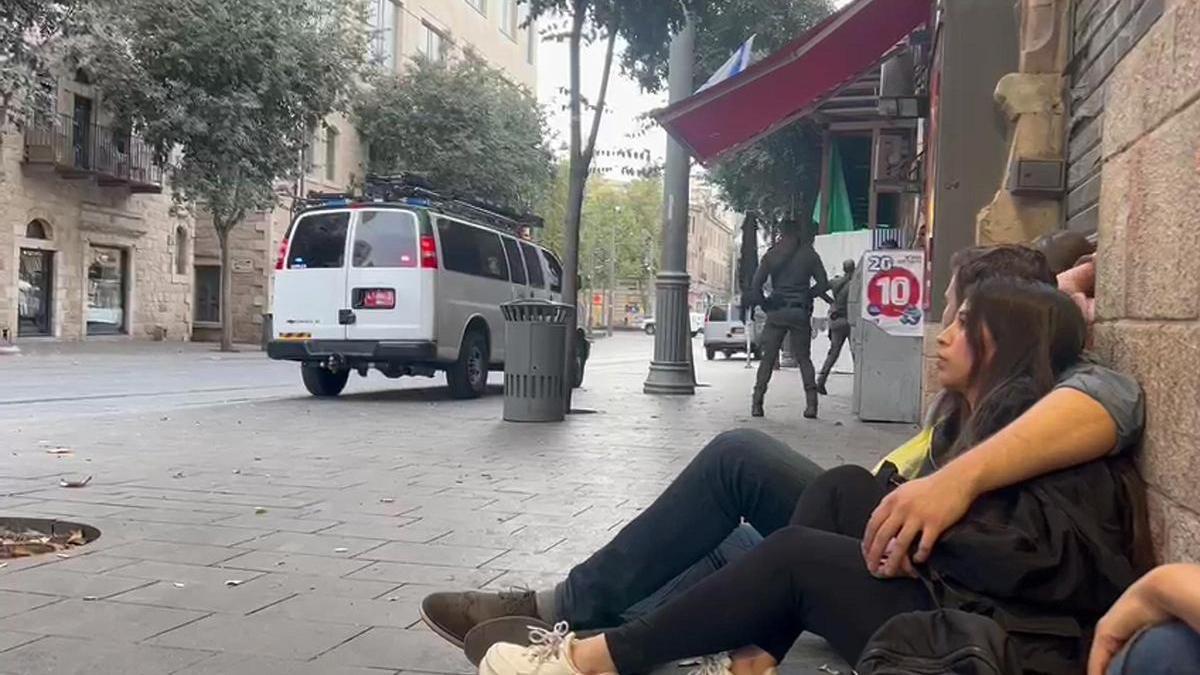 La población de Jerusalén reacciona a las sirenas que suenan mientras la ciudad es atacada por cohetes.