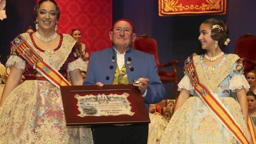 Miguel Cortés, al recibir en 2017 la Insígnia d&#039;Or de la JLF.