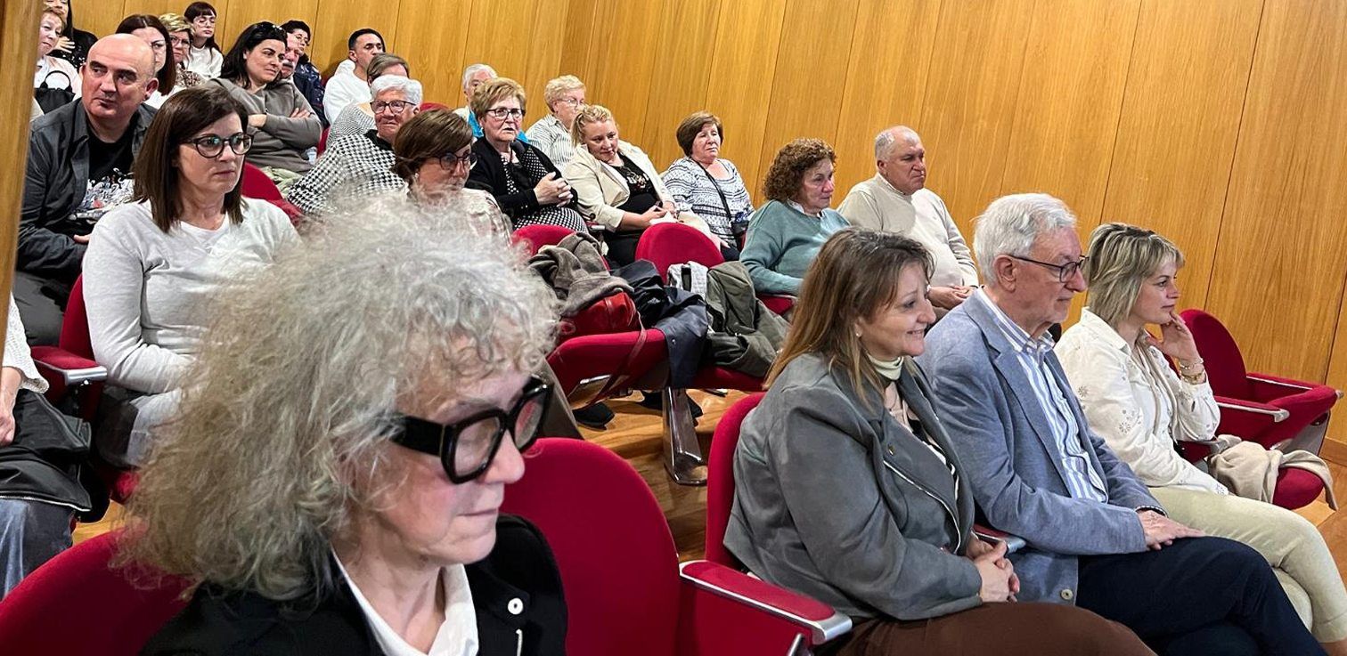 El acto de presentación de «As trobadoras silenciadas», segundo poemario de la viguesa Clara Pino, con ilustraciones de la valguesa Ángeles Garrido.