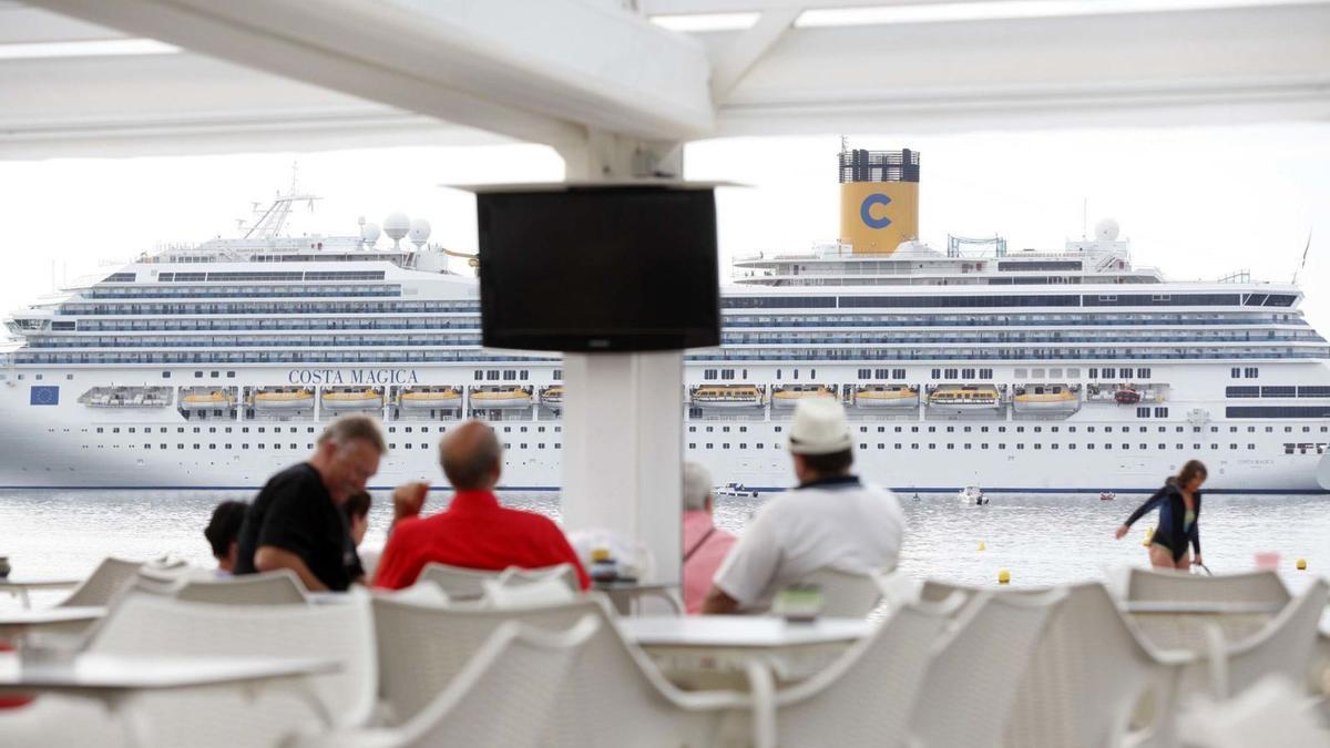 El creuer Costa Magica de la companyia Costa Cruceros al port de Palamós, en una imatge d’arxiu