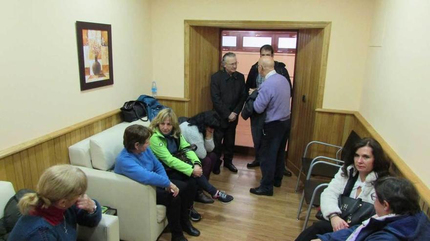 Familiares y amigos de Corces, ayer en el tanatorio de Panes.