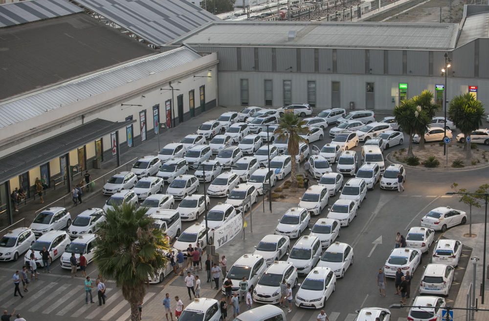 La huelga indefinida continúa: turistas cargados de maletas sin taxi en Alicante.