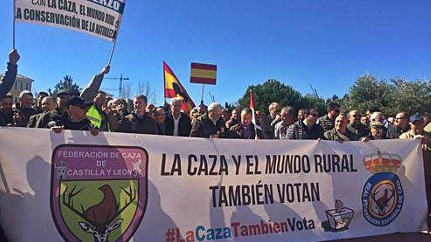 Desarrollo de la manifestación organizada ayer ante las Cortes de Castilla y León en defensa de la caza.