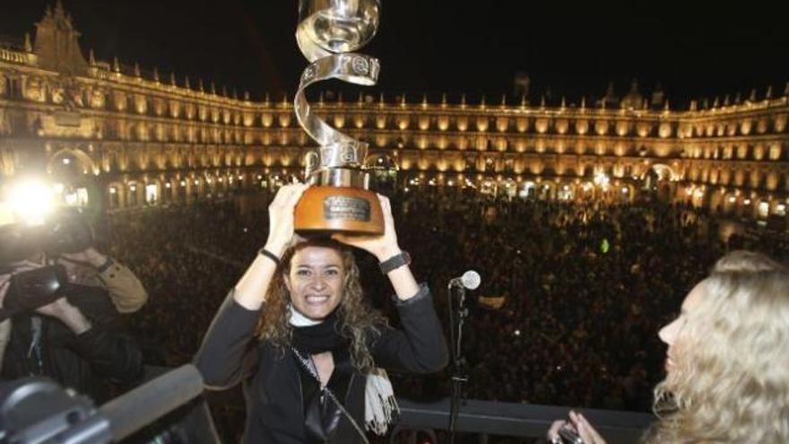 Algunas de las jugadoras, en el balcón del Ayuntamiento charro.