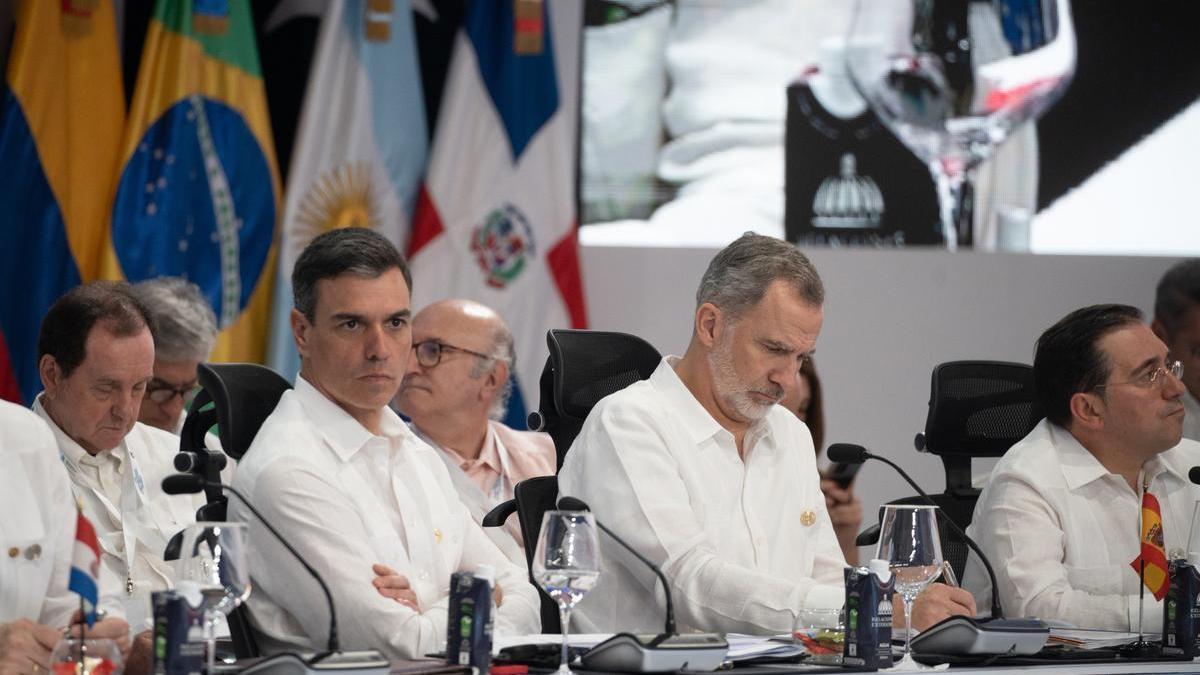 El Rey Felipe VI, el presidente del Gobierno, Pedro Sánchez, y el ministro de Asuntos Exteriores, José Manuel Albares, en el plenario de la XXVIII Cumbre Iberoamericana en Santo Domingo (R. Dominicana).