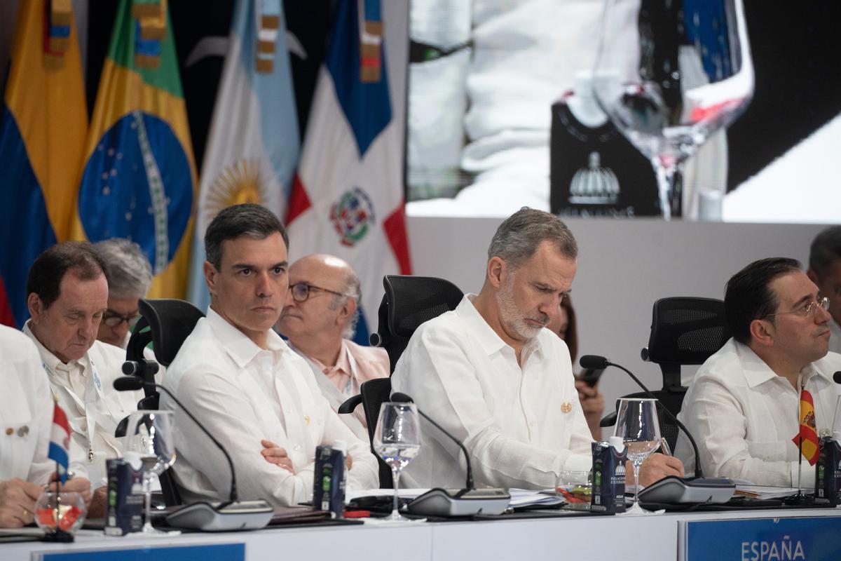 El Rey Felipe VI, el presidente del Gobierno, Pedro Sánchez, y el ministro de Asuntos Exteriores, José Manuel Albares, en el plenario de la XXVIII Cumbre Iberoamericana en Santo Domingo (R. Dominicana).