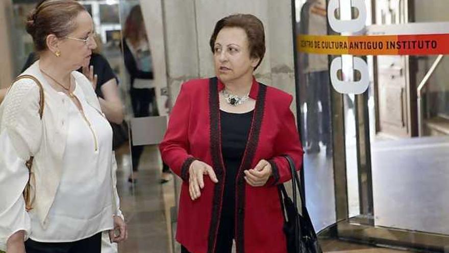 La premio Nobel de la Paz iraní, Shirin Ebadi, junto a Amelia Valcárcel -izquierda-, ayer, en el Antiguo Instituto.