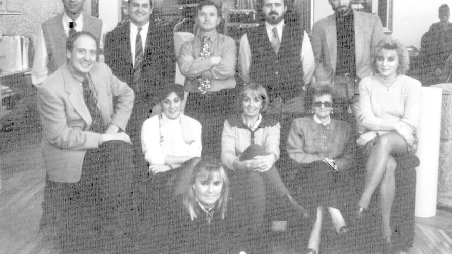 Retrato del año 1992 del equipo de Stylmark con Javier Barral, el primero sentado por la izquierda. // FDV