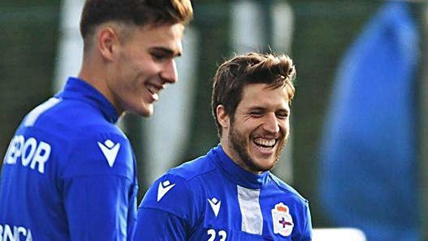 Keko Gontán ríe en un entrenamiento del Deportivo junto a otro de los fichajes, Hugo Vallejo.