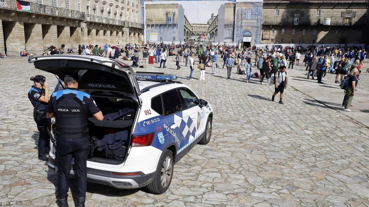 Agentes de la Policía Local de Santiago, en la Praza do Obradoiro