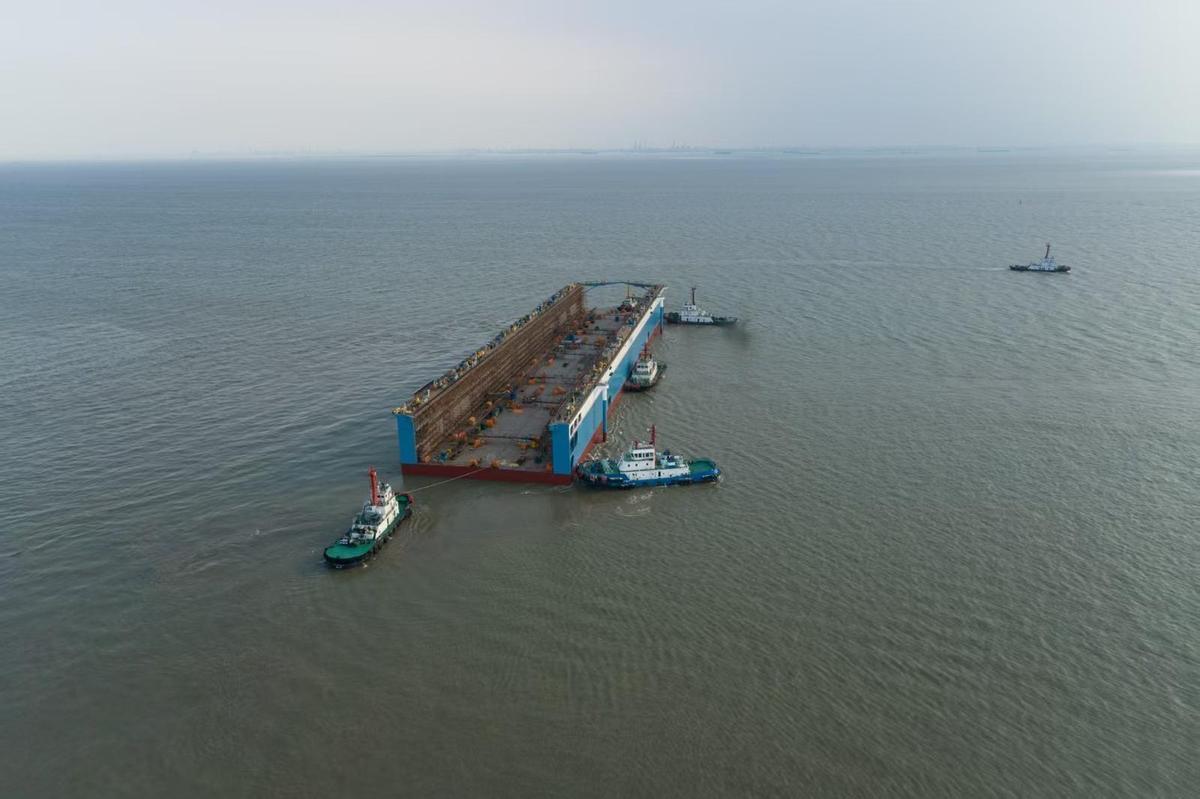 El primer muelle flotante que se instalará en Canarias navega, desde China, rumbo a Santa Cruz de Tenerife.