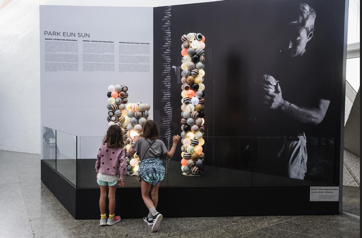 Explicativo del escultor Park Eun Sun en la Ciutat de les Arts i les Ciències