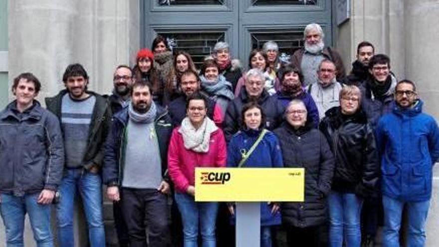 Foto de la presentació de la candidatura davant del col·legi Verd de Girona.