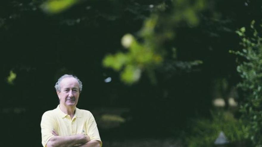 Germán Lastra, en el jardín de  su casa en Piñera (Cudillero). |