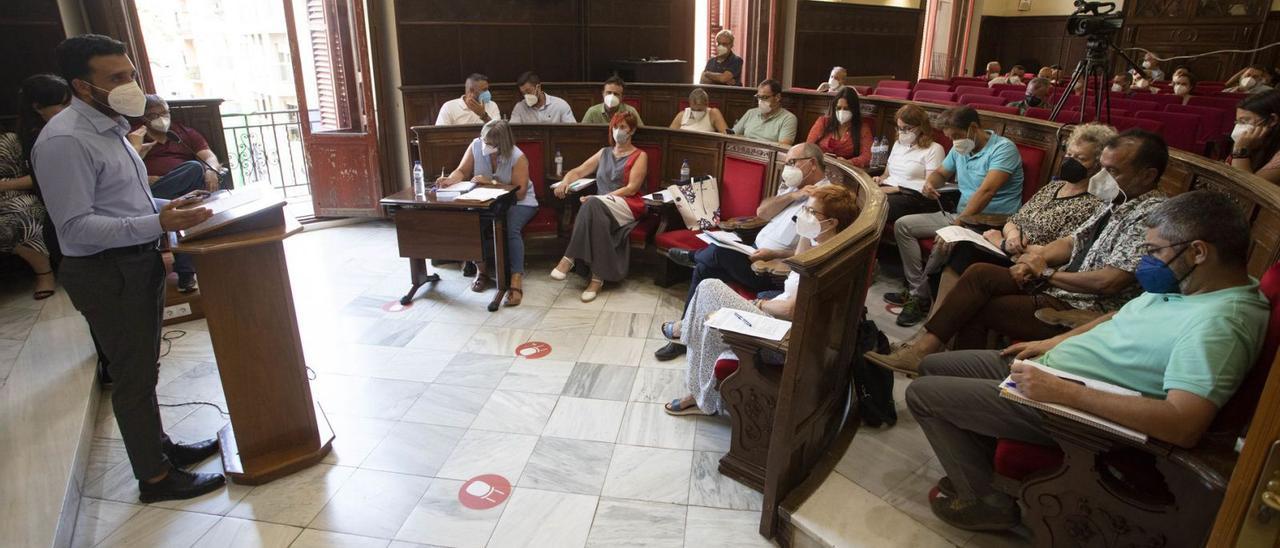 El alcalde interviene durante un reciente pleno del Ayuntamiento de Sagunt. | DANIEL TORTAJADA