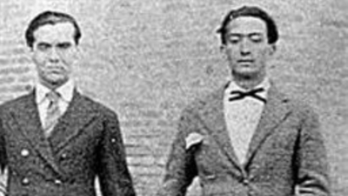 SUS AMORES 3Arriba, Emilio Aladrén y Lorca en 1928. Debajo, a la izquierda, Lorca y Dalí, en los tiempos de la Residencia de Estudiantes. A la derecha, un retrato de grupo de los miembros de la Barraca en el que Lorca acaricia el rostro de Rodríguez