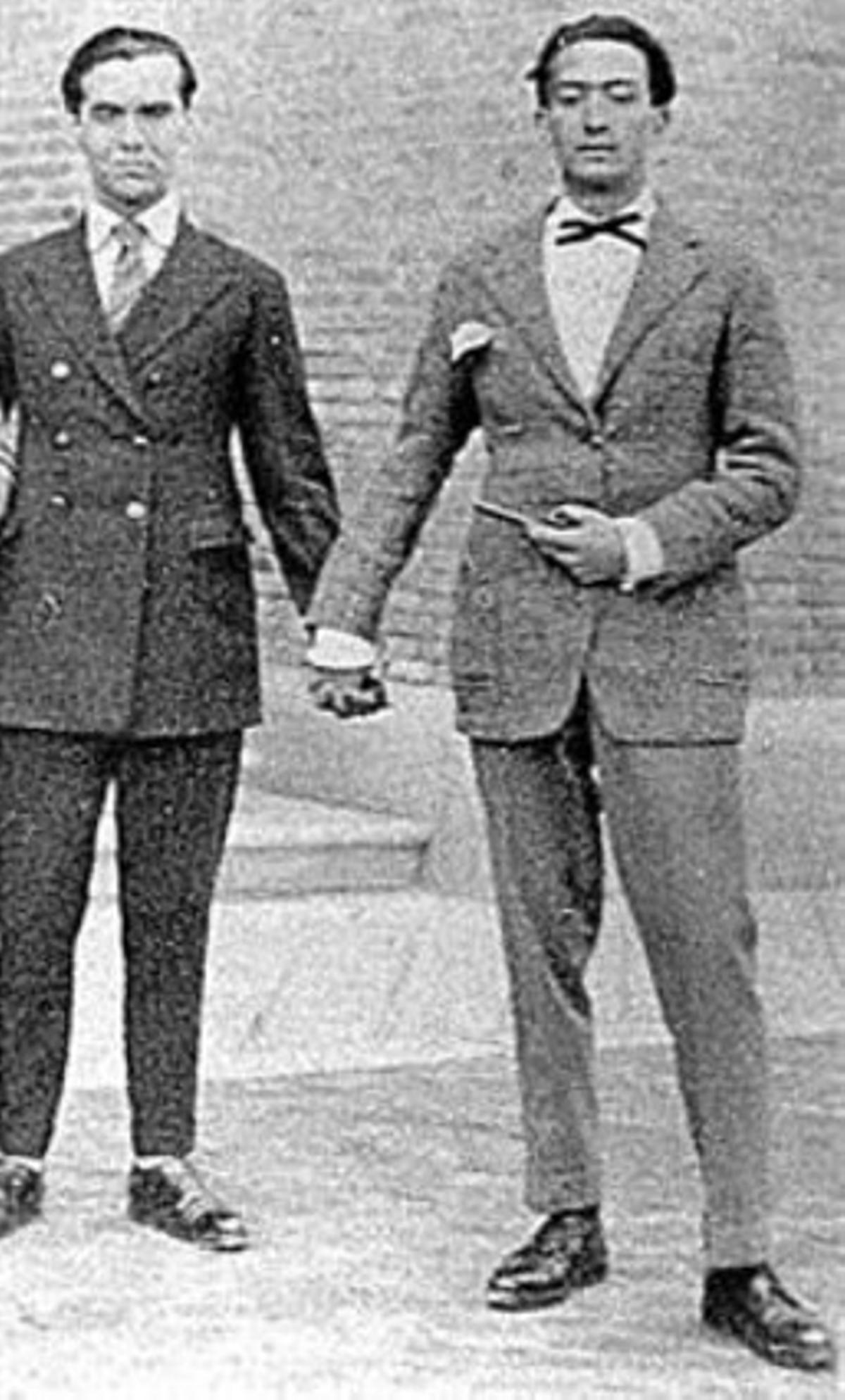ELS SEUS AMORS 3A dalt, Emilio Aladrén i Lorca el 1928. A sota, a l’esquerra, Lorca i Dalí, en els temps de la Residencia de Estudiantes. A la dreta, un retrat de grup dels membres de La Barraca en què Lorca acaricia la cara de Rodríguez Rapún el 1936.