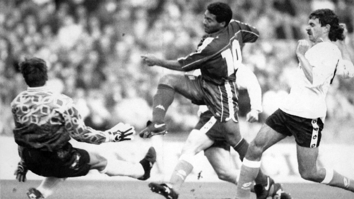 Ceballos, portero del Racing, frente a Romario, delantero del Barça, en noviembre de 1993.