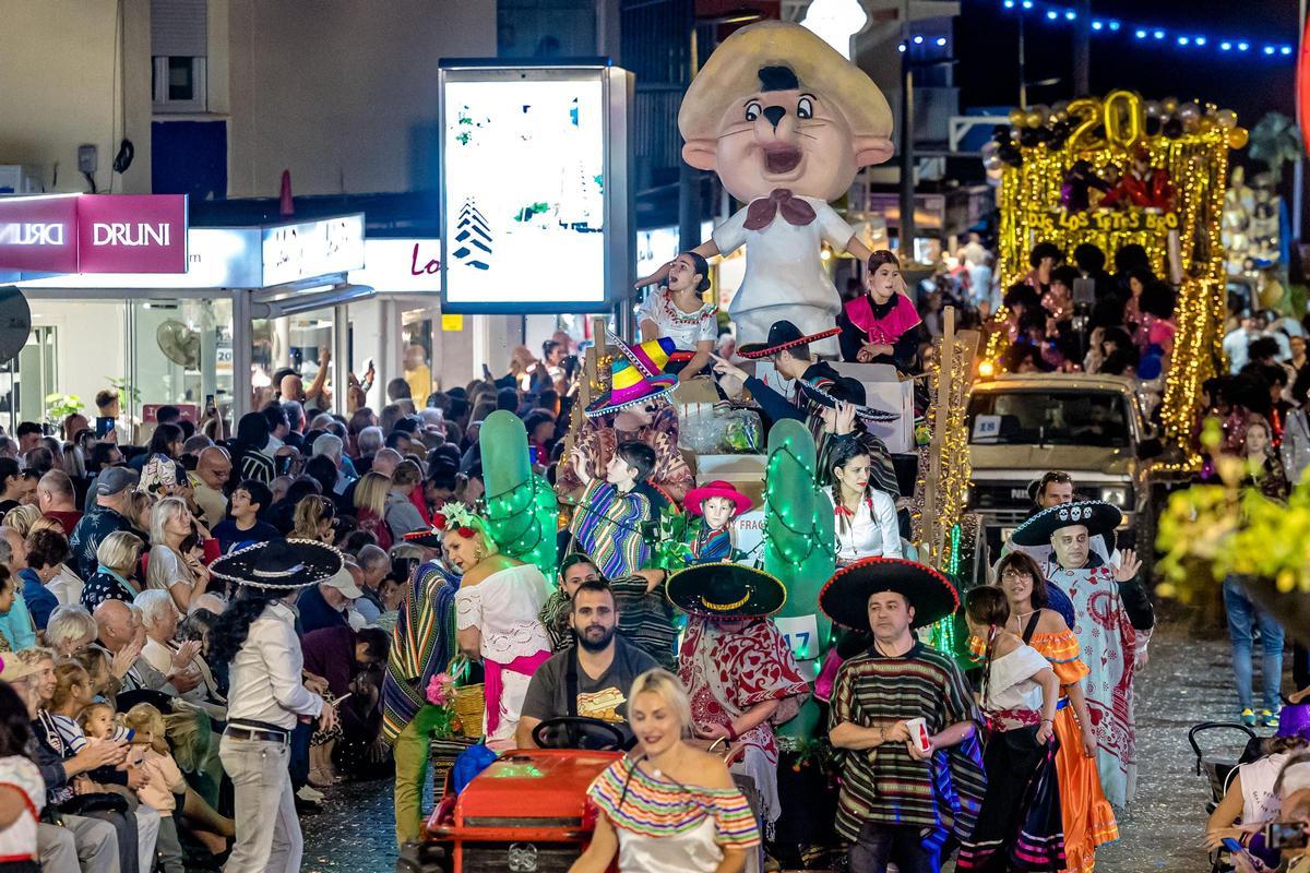 Un colorido Desfile de Carrozas cierras las fiestas de Benidorm