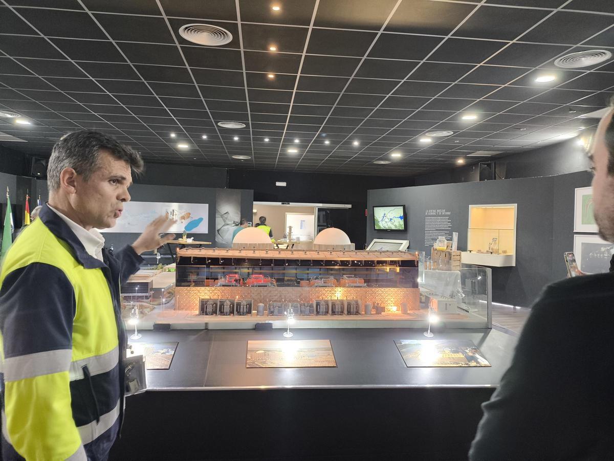 Antonio Calero, coordinador de recarga y jefe de soporte técnico de Almaraz, explica el funcionamiento de la central a través de su maqueta.