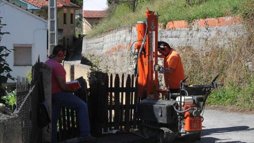 Un operario, realizando sondeos en Boo por encargo de Hunosa en enero de este año.