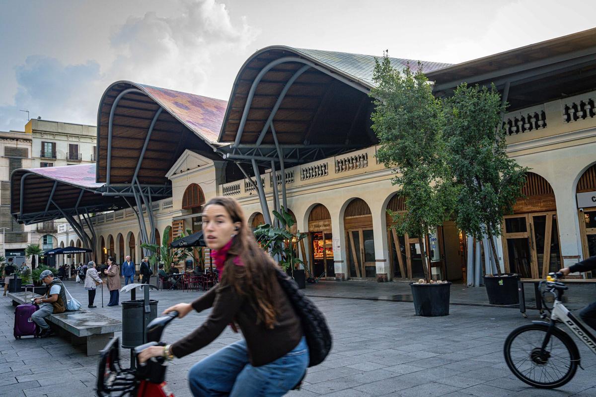 Barcelona, 17/10/2025 Barcelona. Imágenes del mercado de Santa Caterina, sobre todo de los accesos. Hay nueve puertas de entrada. Los comerciantes denuncian la degradación del servicio de vigilancia. Teóricamente no hay personal de seguridad, durante el día deben gestionarlo ellos mismos: abrir, activar las alarmas y vigilar si entra alguien "sospechoso". En las imágenes, comerciantes actúan de vigilantes con sus walkie talkies. Palabras clave: mercado de Santa Caterina, vigilancia, seguridad, comerciantes, accesos, Barcelona, denuncias, degradación, alarmas, robos, inseguridad, Ciutat Vella. AUTOR: MANU MITRU