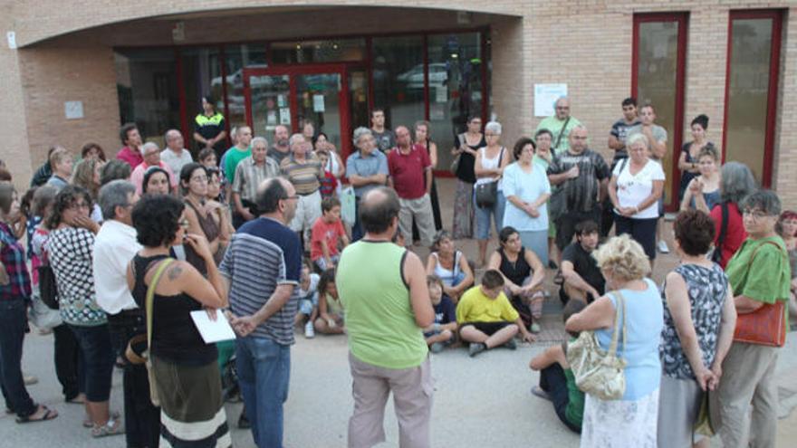 Unes 90 persones es van reunir davant el CAP d&#039;Anglès per protestar per la fi de les urgències.