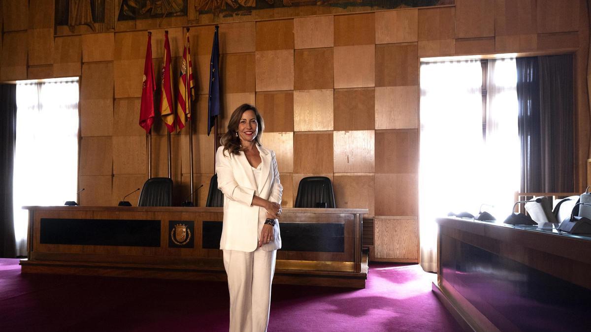 La alcaldesa Natalia Chueca, en el salón de plenos del Ayuntamiento de Zaragoza minutos antes de la entrevista.