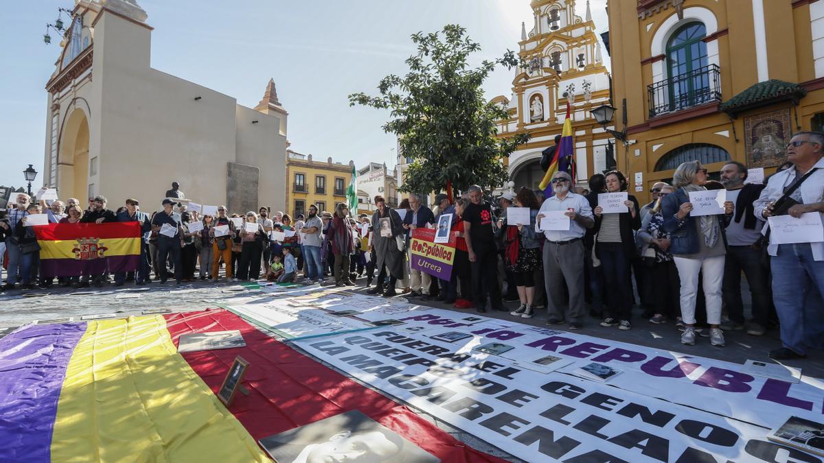 Cientos de personas celebraron en Sevilla la exhumación del militar golpista que ejerció una brutal represión