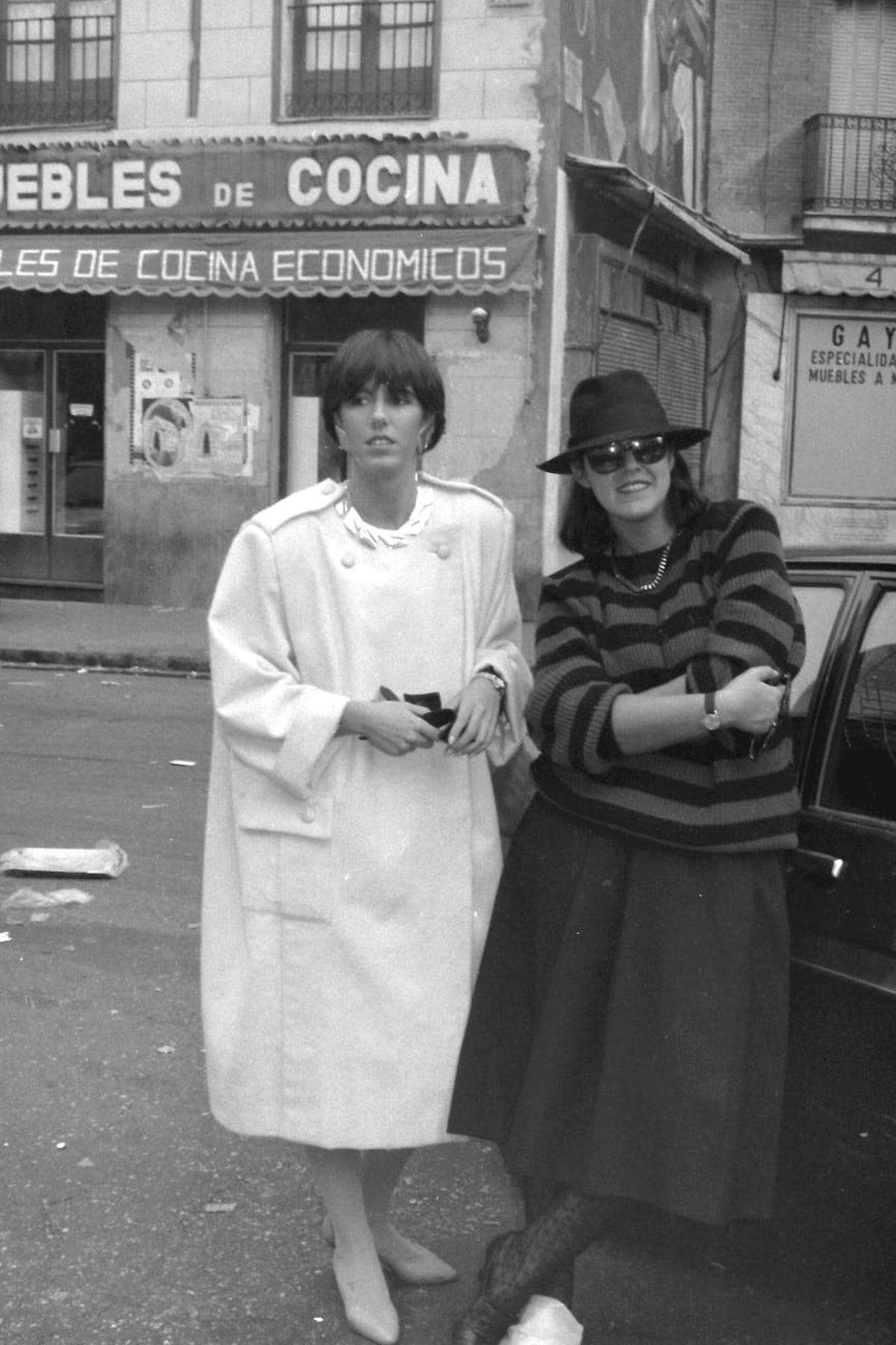 La diseñadora Elisa Bracci (dcha.), en el Rastro con una amiga en 1982.