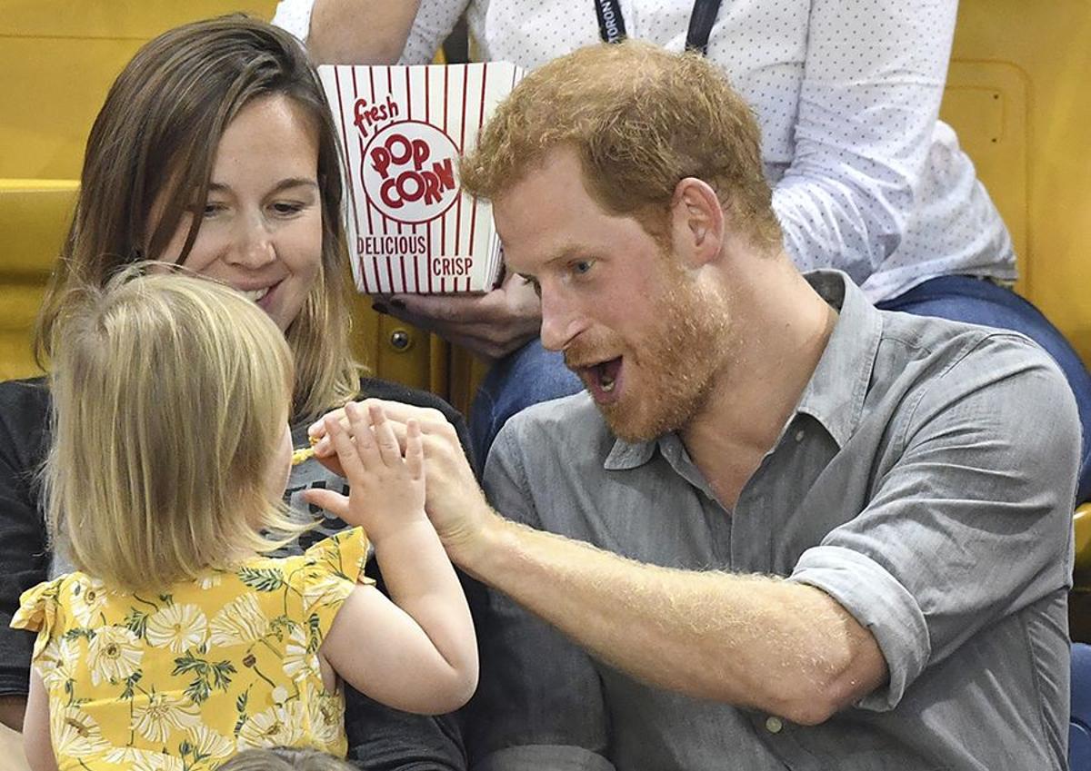 El Príncipe Harry bromea con un bebé en Canadá