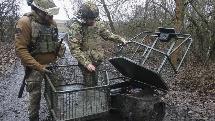 Militares ucranianos trabajan con un sistema robótico terrestre.