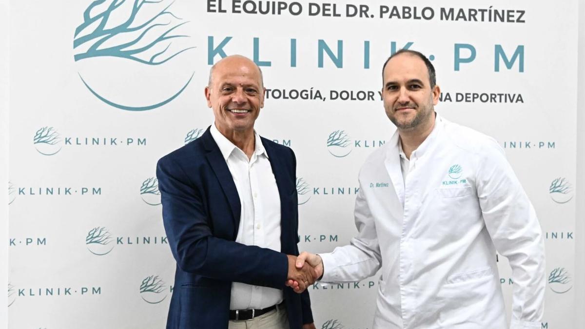 Joaquín Buitrago, presidente del Elche, y el doctor Martínez sellan el acuerdo dándose la mano