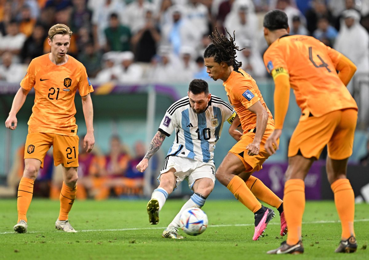 Lusail (Qatar), 09/12/2022.- Lionel Messi (C) of Argentina passes the ball leading to his team’s 1-0 lead during the FIFA World Cup 2022 quarter final soccer match between the Netherlands and Argentina at Lusail Stadium in Lusail, Qatar, 09 December 2022. (Mundial de Fútbol, Países Bajos; Holanda, Estados Unidos, Catar) EFE/EPA/Noushad Thekkayil