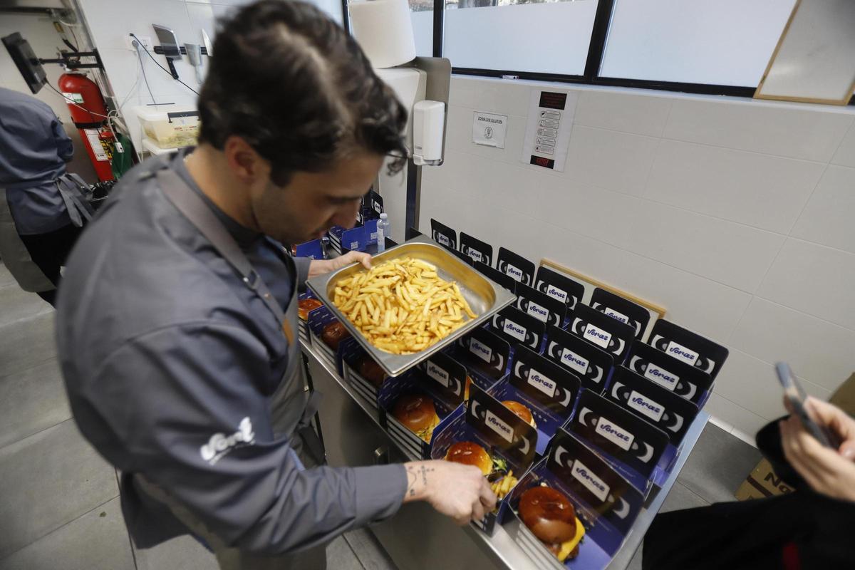 En imágenes | Abre en Voraz Steet Food en Zaragoza, un take away escondido en un videoclub