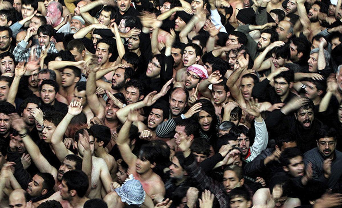 Xiïtes iranians i iraquians participen en les celebracions de l’Aixura a la mesquita Karbala de Teheran. (Iran).
