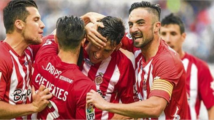 Els jugadors del Girona feliciten Jaime Mata després que marqués un dels dos gols que va aconseguir ahir a La Romareda.